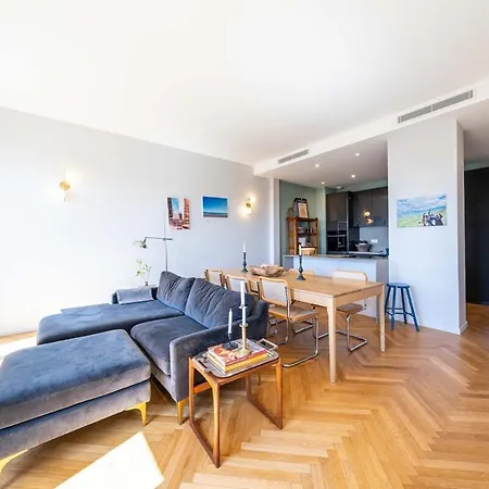 Top-Floor 2BR, 700m Palais, AC Free Parking Cannes