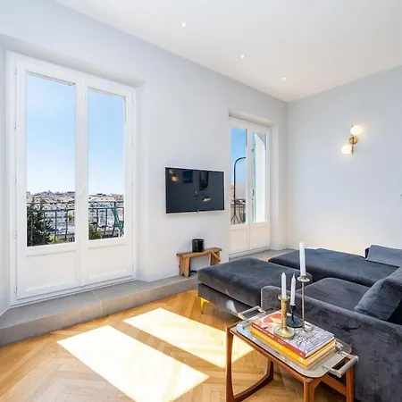 Top-Floor 2BR, 700m Palais, AC Free Parking Cannes