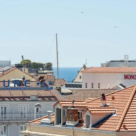 Top-Floor 2BR, 700m Palais, AC Free Parking