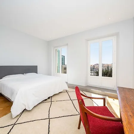 Top-Floor 2BR, 700m Palais, AC Free Parking *