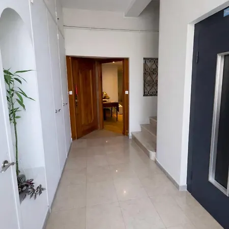 Top-Floor 2BR, 700m Palais, AC Free Parking *