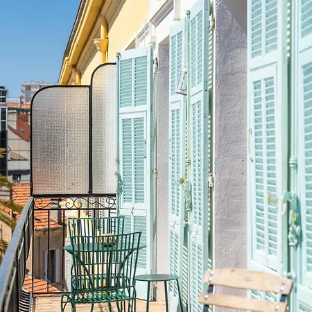 Appartement Top-Floor 2BR, 700m Palais, AC Free Parking