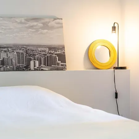 Top-Floor 2BR, 700m Palais, AC Free Parking Appartement