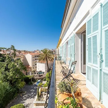 Top-Floor 2BR, 700m Palais, AC Free Parking Appartement