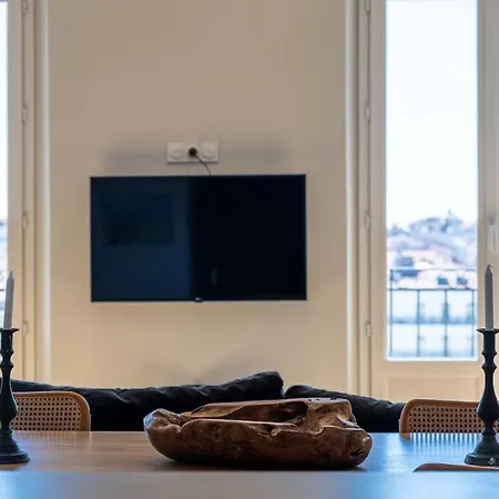 Top-Floor 2BR, 700m Palais, AC Free Parking * Cannes
