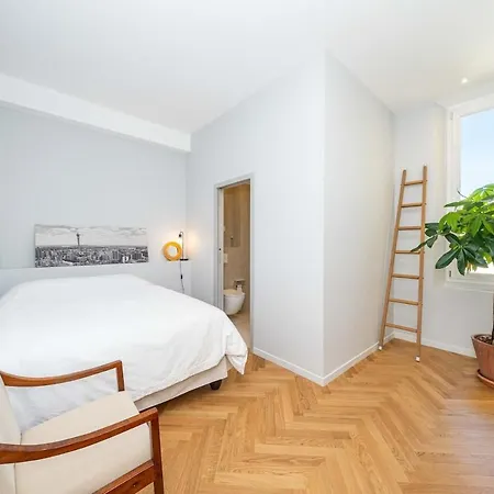 Top-Floor 2BR, 700m Palais, AC Free Parking * Cannes