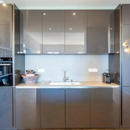 Top-Floor 2BR, 700m Palais, AC Free Parking * Cannes