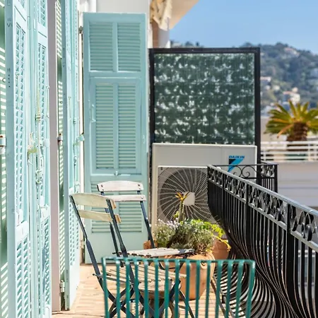Appartement Top-Floor 2BR, 700m Palais, AC Free Parking