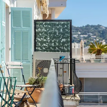 Appartement Top-Floor 2BR, 700m Palais, AC Free Parking Cannes