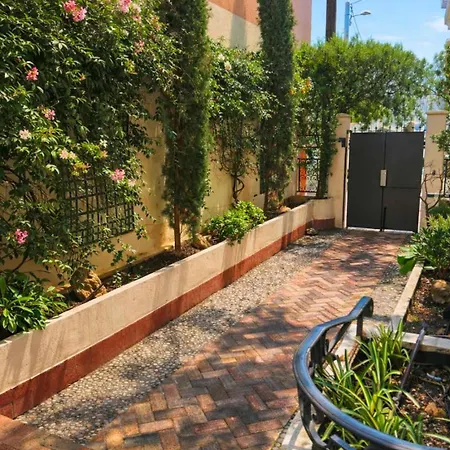 Appartement Top-Floor 2BR, 700m Palais, AC Free Parking Cannes